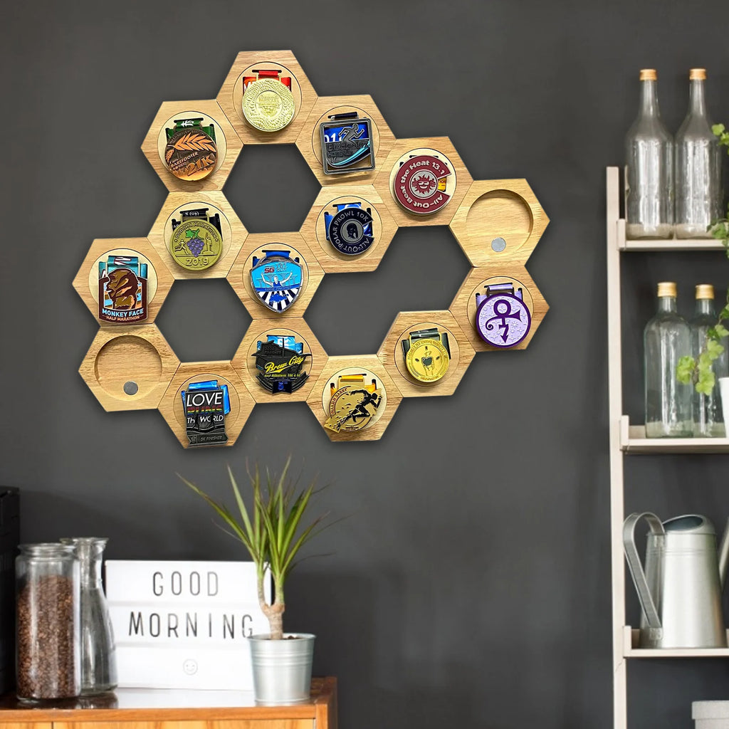 Suporte de madeira para medalhas com design hexagonal