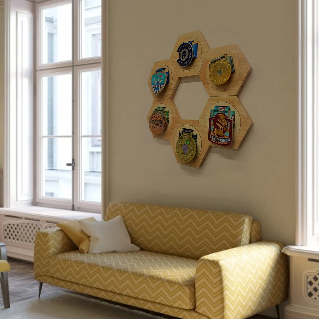 Suporte de madeira para medalhas com design hexagonal