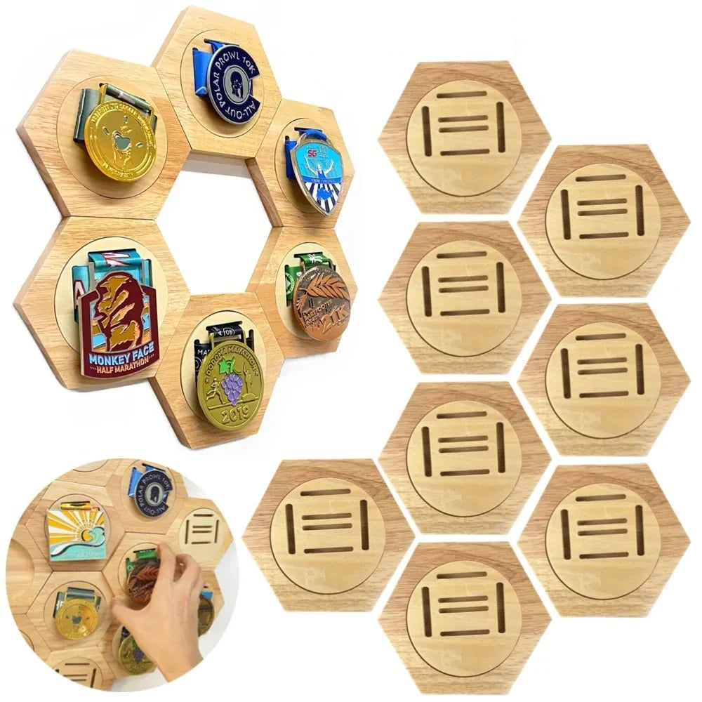 Suporte de madeira para medalhas com design hexagonal