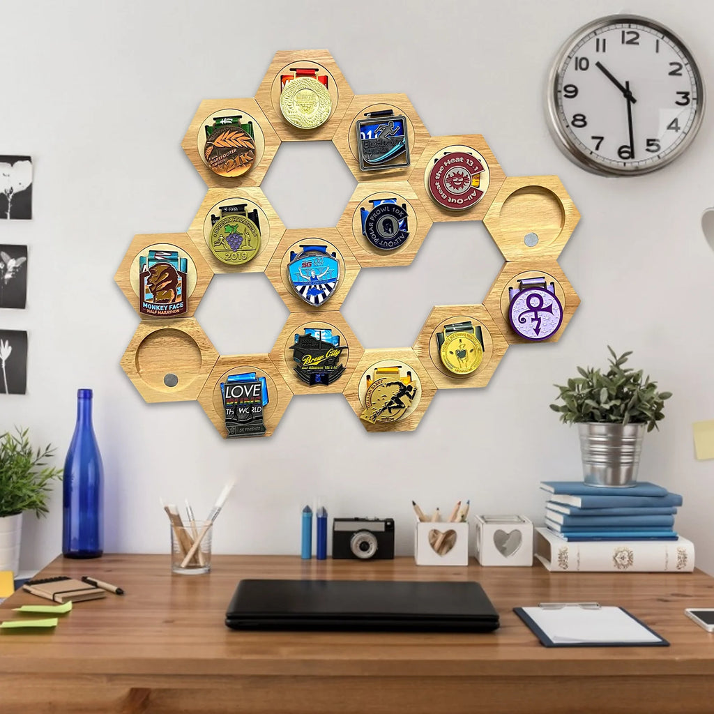 Suporte de madeira para medalhas com design hexagonal