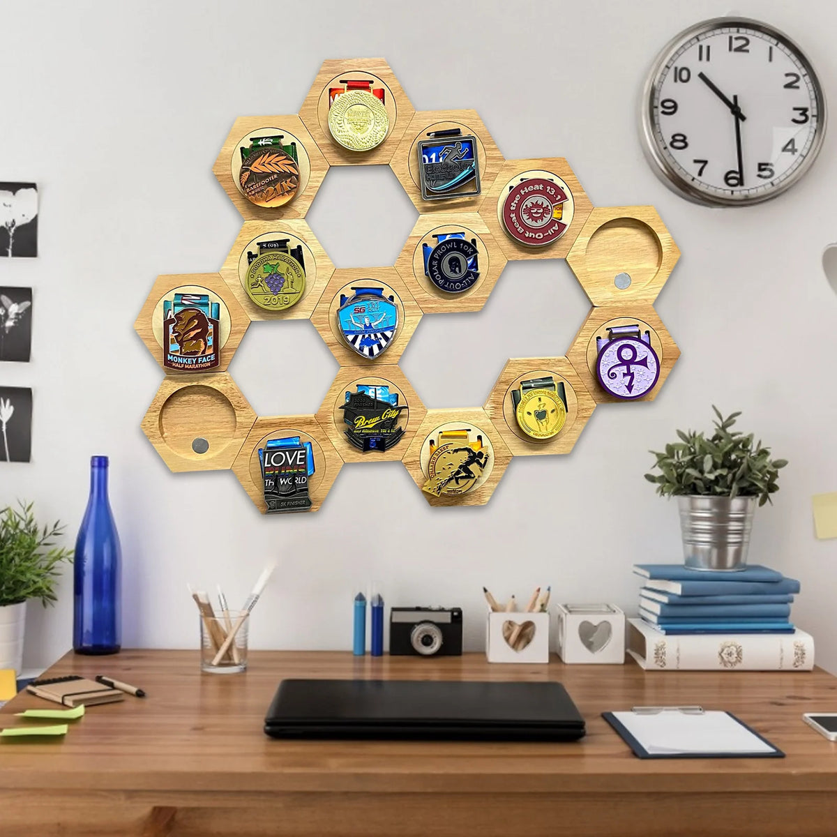 Suporte de madeira para medalhas com design hexagonal